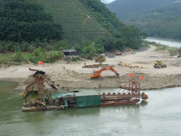 Добыча песка на реке Хонгха, Китай