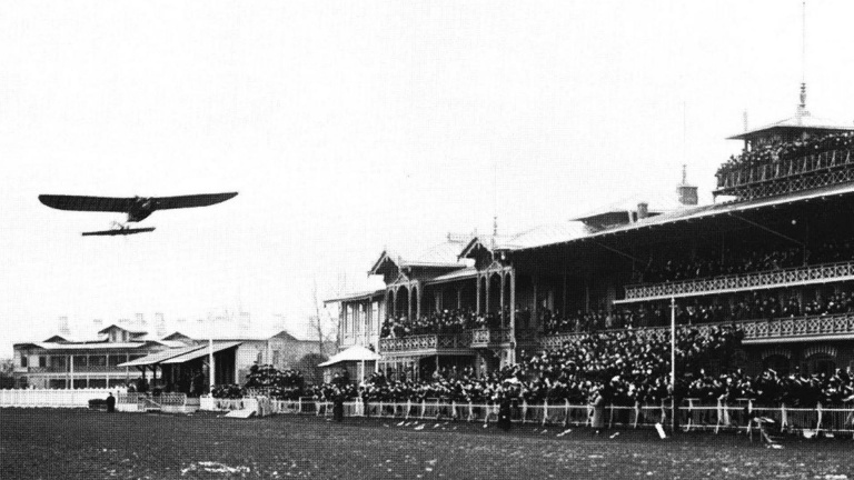 Моноплан пролетает вдоль трибун на Коломяжском ипподроме, 1910 г
