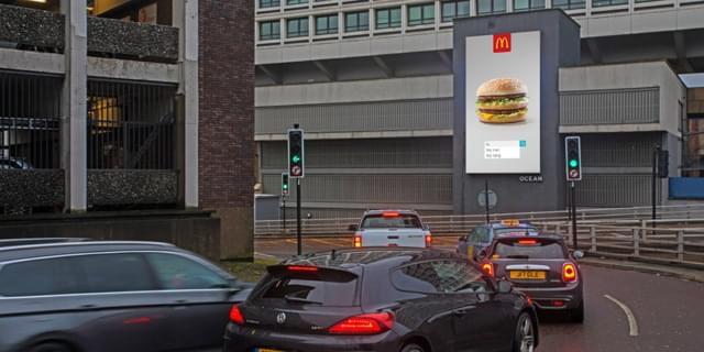 «Умные» билборды, которые меняются в зависимости от ситуации на дороге