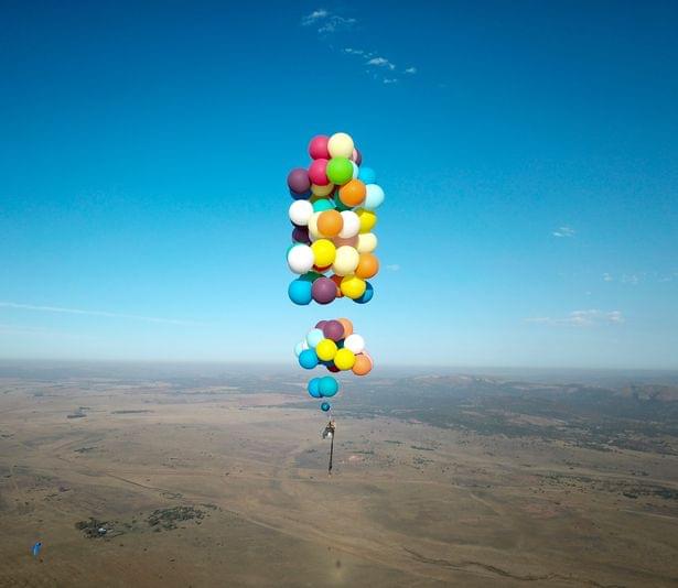 Британец пролетел над Африкой на воздушных шарах