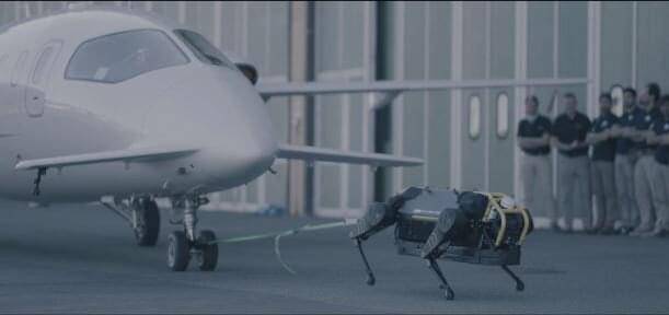 Команда Италии представляет робота для тяги самолета 