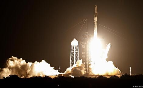 SpaceX впервые запустила космический корабль с гражданаким экипажем