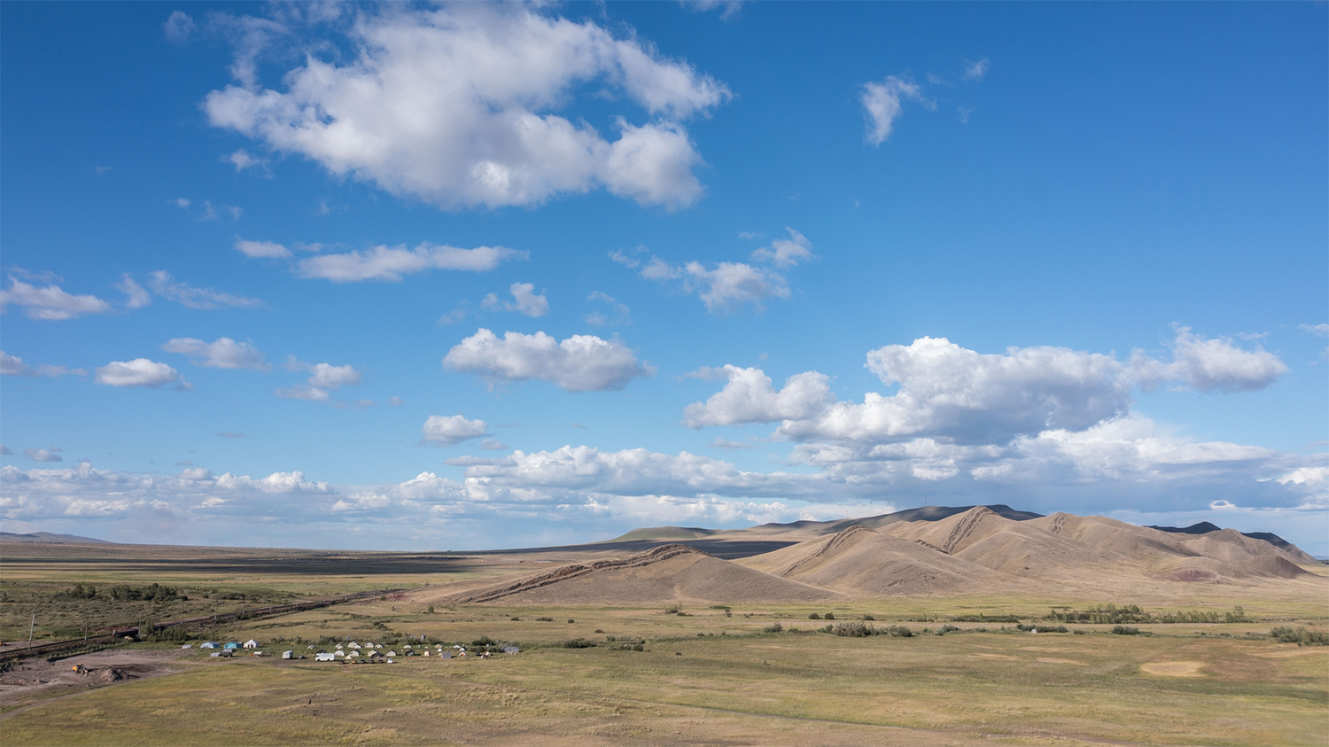 Ученые ИИМК РАН нашли сюжетные петроглифы в курганах в Хакасии