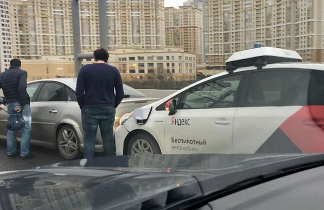 Такси «Яндекса» с автопилотом попало в ДТП на улице Москвы