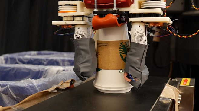 Робот-утилизатор использует чувство осязания для сортировки мусора 
