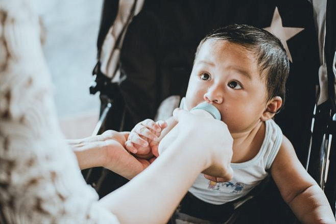 Появление астмы у детей связали с употреблением молочных смесей