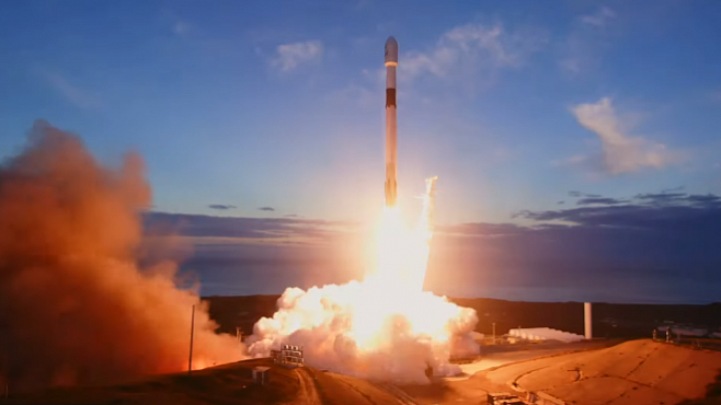 SpaceX запустила необычный тестовый спутник