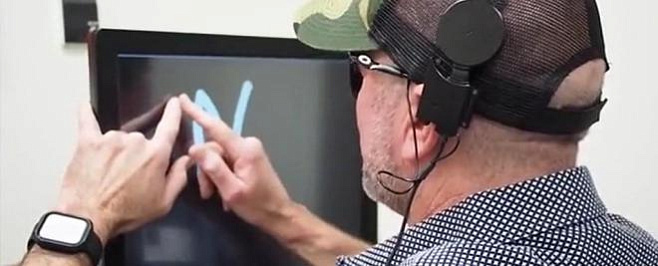 Новый мозговой имплантат позволяет незрячим людям видеть буквы, не используя глаза 