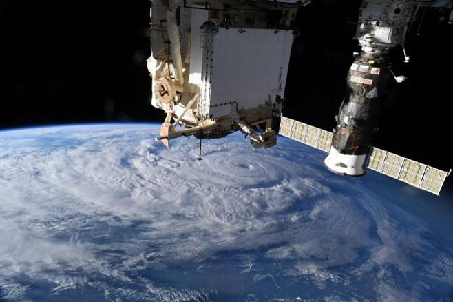 Стали доступны снимки урагана Женевьева, сделанные из космоса 