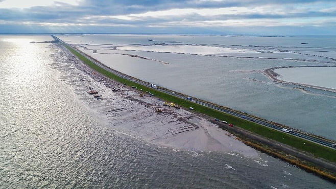 В Голландии строят плотину из песка
