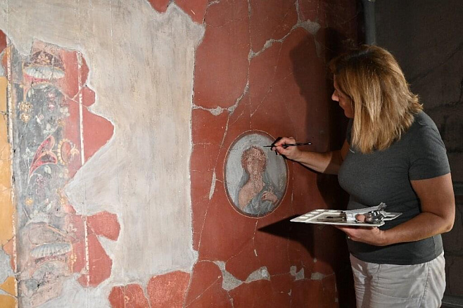 Реставраторы восстановили настенную живопись Геркуланума
