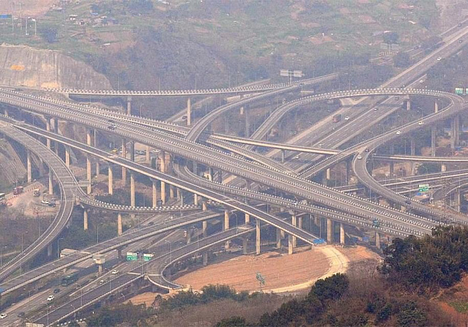 В Китае открыли одну из самых сложных и крупных транспортных развязок в мире