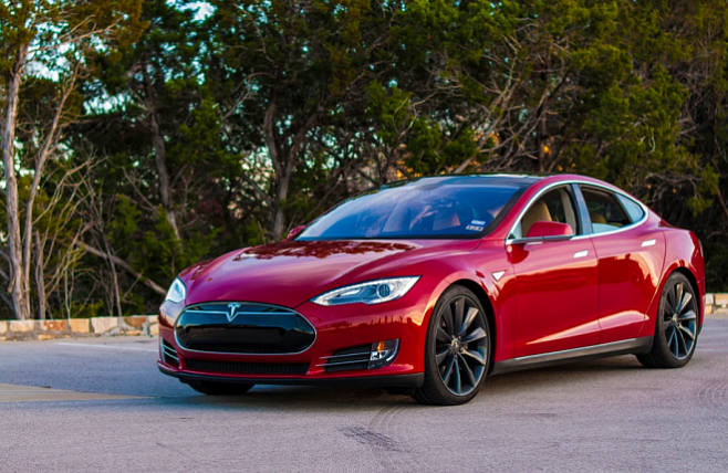 Автопилот Tesla научился реагировать на дорожные знаки и светофоры