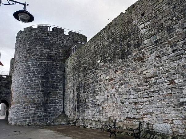 В Уэльсе обнаружены остатки городских стен ХIII века