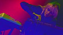 Певица Grimes «путешествует в иные измерения» с помощью камеры сенсорной депривации