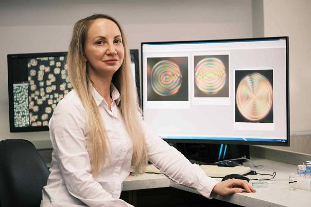 Электрическое поле управляет «внутренним миром» жидких кристаллов