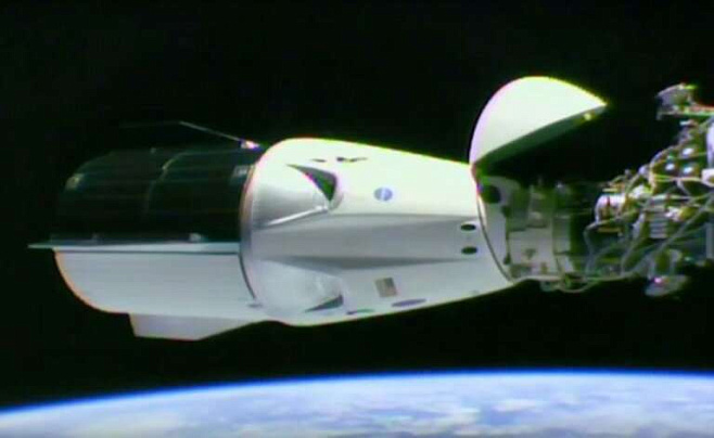 Космический корабль Crew Dragon успешно состыковался с МКС 