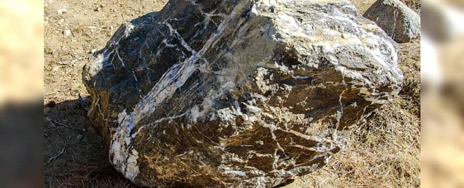 Гигантский камень исчезает и появляется вновь в Аризоне
