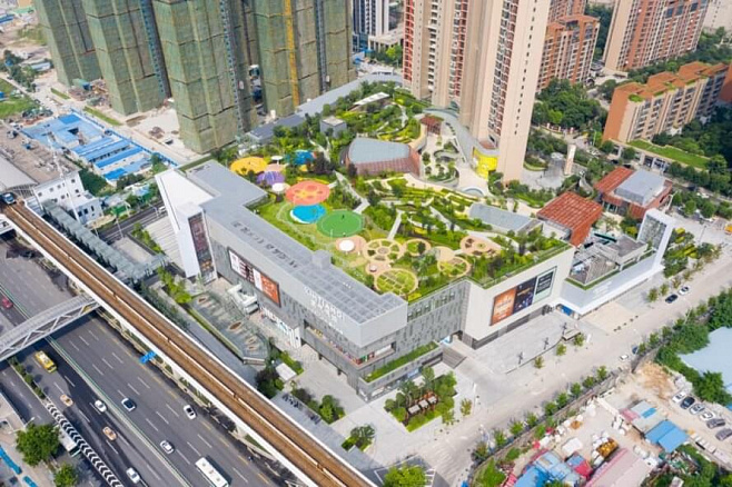 Крышу торгового центра в Китае превратили в зону отдыха с парками и детскими площадками