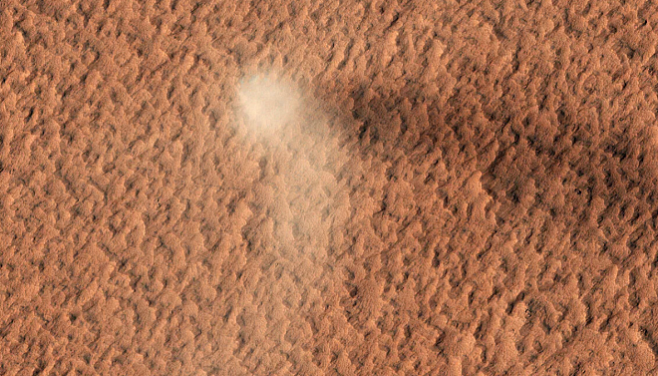 Впервые  за долгое время марсианский "пылевой дьявол" попал на фото
