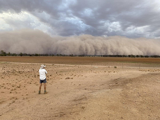 Огромная пыльная буря обрушилась на Австралию