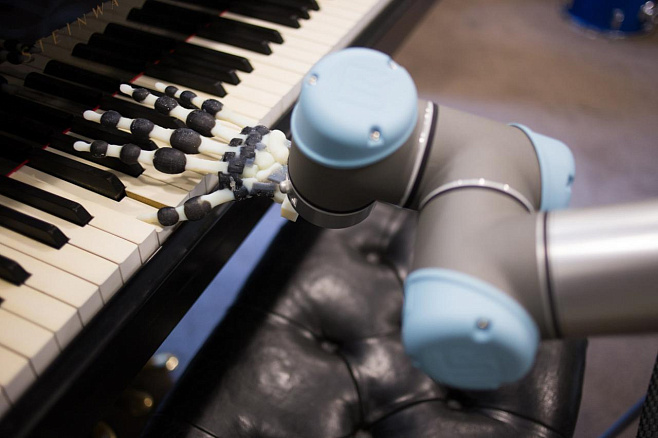 Напечатанный на 3D-принтере робот сыграл на пианино «Jingle Bells»