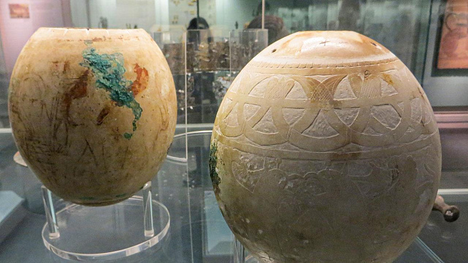 В гробницах древних вождей ученые нашли украшенные страусиные яйца 