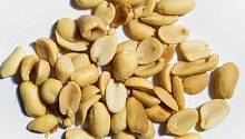 FDA одобрило первый препарат для лечения аллергии на арахис у детей