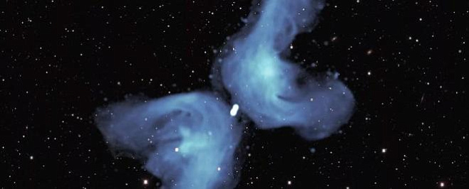 Ученые объяснили происхождение необычной формы X-галактики 