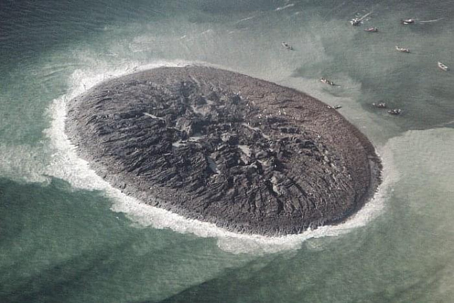 Спутниковые фотографии показывают гибель острова в Аравийском море