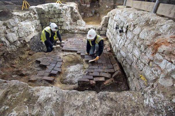 В выгребной яме 14-го века найдена плитка с изображением мифического зверя
