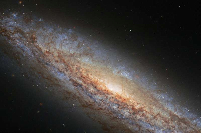 Галактика со снимка «Хаббла» быстро порождает звёзды и испускает сверхветер