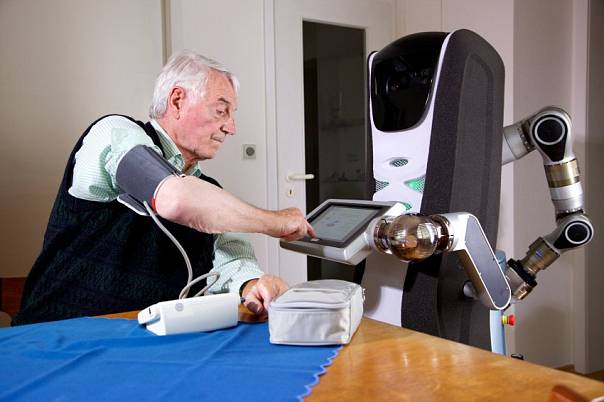 Роботы с искусственным эмоциональным интеллектом более привлекательны для пожилых людей