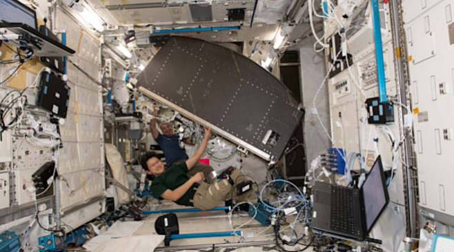 NASA доставило на МКС последнюю партию стеллажей и научного оборудования