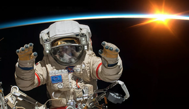 «Роскосмос» выведет туриста в открытый космос