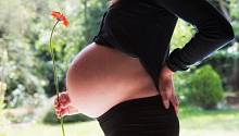 Если беременность затянулась, вызывать роды лучше в 41 неделю, чем в 42