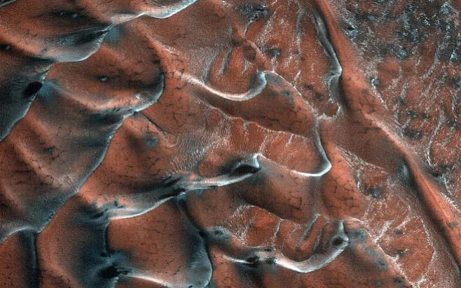 Опубликовано завораживающее фото морозных дюн Марса