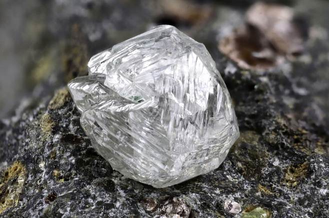 Российские физики объяснили, как свечение алмазов зависит от температуры
