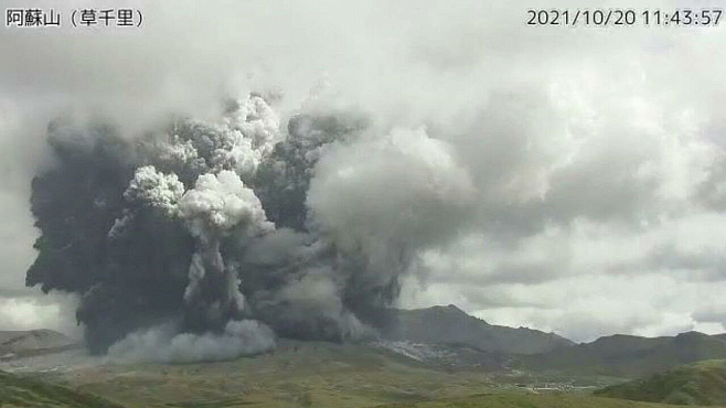 В Японии извергается вулкан Асо