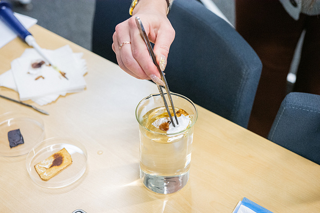  Ученые СПбГУ разработали полимер, способный впитывать нефть из воды