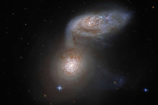 Две галактики с нового снимка «Хаббла» сливаются друг с другом