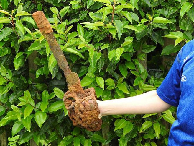 Десятилетний мальчик из Северной Ирландии нашел меч, которому несколько веков 