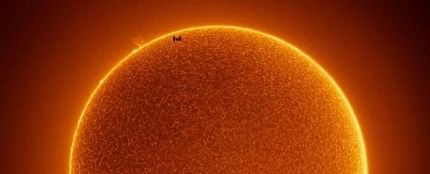 Невероятная фотография маленькой МКС на фоне безупречного Солнца