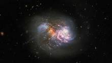 «Хаббл» зафиксировал структуру из двух сливающихся галактик