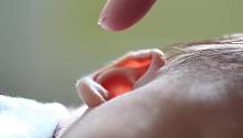 Излюбленный способ избавиться от воды в ушах может привести к нарушениям в мозге