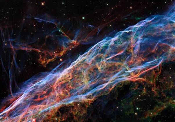 Астрономы обновили потрясающие изображения туманности Вуаль, полученные Хаббл