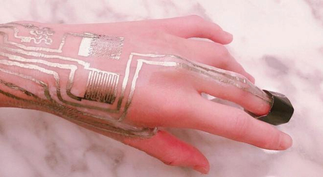 Китайские инженеры научились печатать датчики прямо на коже
