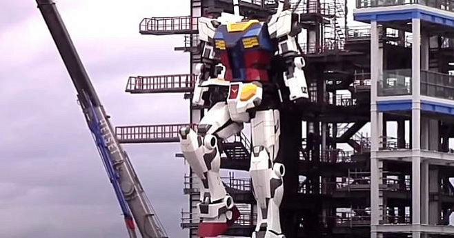 Японский 18-метровый робот делает первые шаги 