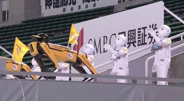 Японский бейсбольный клуб привёл на матч болельщиков-роботов