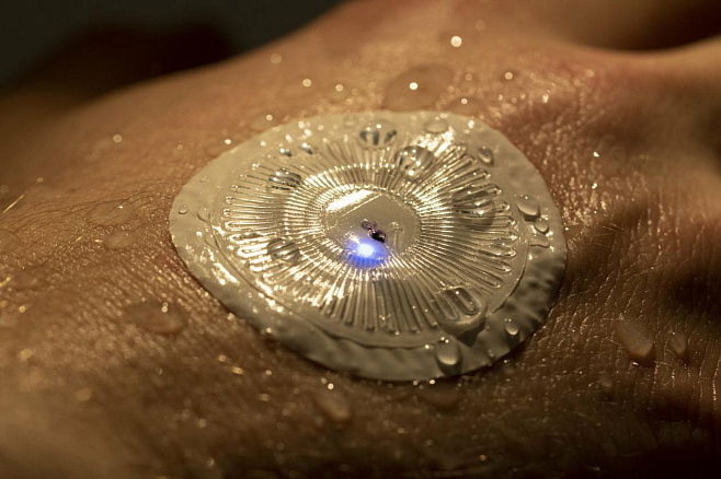 Исследователи создали пластырь, анализирующий биометрию человека под водой